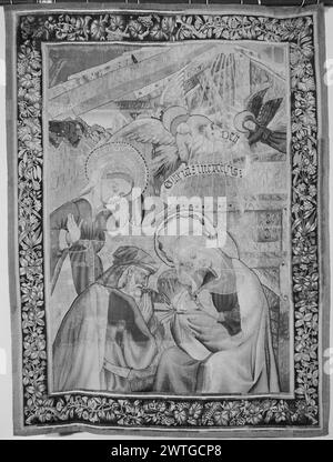 Geburt Christi: Heilige Familie Trinitas terrestris. Unbekannt ca. 1450-1550 ? Wandteppich Abmessungen: H 6'7' x B 5' Wandteppich Materialien/Techniken: Unbekannt Kultur: Southern Netherlands Weaving Center: Unbekannt Besitz Geschichte: Französisch & Co. Gekauft von J. Tabachnick, n.d. [vor 1954?]; verkauft an Charles Sternberg 25.03.1963. Inschriften: Inschrift im Feld auf Banderole: DEO. Jungfrau Maria sitzt auf dem Boden und säugt Christkind; St. Joseph in der Nähe, beugender Kopf mit gebeteten Händen; weibliche Figur mit Halo-erhobenen Händen (L, Mittelgrund); 2 schwimmende Engel, die Banderole mit Inschrift halten Stockfoto
