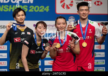 Birmingham, Großbritannien. März 2024. Zheng Siwei (1. R)/Huang Yaqiong (2. R) aus China und Watanabe Yuta (1. L)/Higashino Arisa aus Japan posieren auf dem Podium nach dem gemischten Doppel-Finale bei allen England Open Badminton Championships 2024 in Birmingham, Großbritannien, 17. März 2024. Quelle: Xinhua/Alamy Live News Stockfoto