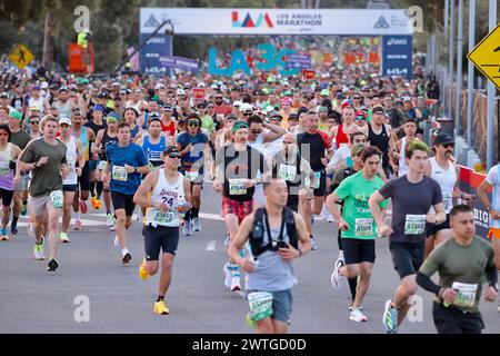 Los Angeles, USA. März 2024. Die Läufer starten am 17. März 2024 zum 39. Los Angeles Marathon in Los Angeles, USA. Quelle: Xinhua/Alamy Live News Stockfoto