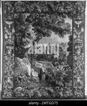 Wahrsagerin. Teniers, David II. (Flämisch, 1610-1690) (entworfen nach) [Maler] Vos, Josse de (Flämisch, Act.1700-1721) (Werkstatt, Attr.) (weaver) ca. 1700-1725 ? Gobelin Abmessungen: H 10' x B 8'3' Gobelin Materialien/Techniken: Unbekannt Kultur: Flämisches Weberzentrum: Brüssel Besitz Geschichte: Französisch & Co. Erhalten von Frau Herbert Lothe 6.12.1950; zurückgegeben am 14.03.1958. In der Landschaft erzählen Zigeuner das Glück eines älteren Mannes, während der Junge sich an seinem Bein festhält (R); Flusslandschaft und möglicherweise Klöster (Hintergrund) (BRD) verzieren Blumenrand mit Muschelmuscheln, Vögeln, Gefäßen und Köchern, die mit viel Witz gefüllt sind Stockfoto