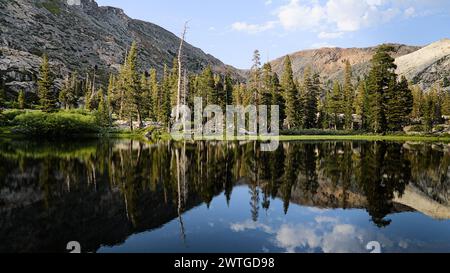 Berge und Berge mit den Flecken im Maude-See unter blauem Himmel und verstreuten weißen Wolken. Stockfoto