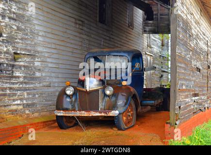 Ein alter verlassener Truck außerhalb von Atlanta, GA Stockfoto