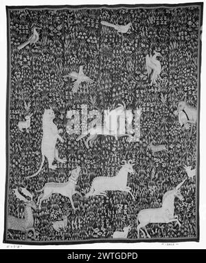 Millefleurs gemahlen mit Einhorn, Leopard/Katze, Widder, Hirsch, Lamm, Hunde, Füchse, Vögel und Kaninchen. Unbekannt ca. 1500-1525 Wandteppich Abmessungen: H 9'8' x B 8' Wandteppiche Materialien/Techniken: Unbekannt Kultur: Southern Netherlands Weaving Center: Unbekannt Besitz Geschichte: Französisch & Co. Stockfoto