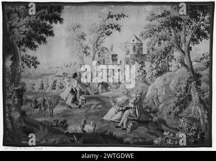 Landschaft mit Paaren, die Musik spielen und tanzen. Unbekannt ca. 1750-1800 Gobelin Abmessungen: H 6'6' x B 9'8' Gobelin Materialien/Techniken: Unbekannt Kultur: French Weaving Center: Aubusson Besitz Geschichte: French & Co. Gekauft von Samuel Michael, Rechnungsstellung 9.1933; verkauft an Olaf Johnson 21/1941 [SS 17569]. French & Co. Wurde von Olaf Johnson gekauft, erhielt den 12.05.1952; verkauft an V. & C. [Vigo & Charles] Sternberg 20/1961 [SS 75106]. In einer Landschaft mit Bauernhof, Bäumen und blühenden Pflanzen, ein Mann, der Musik spielt, neben einer Frau sitzt, die eine Blumengirlande hält, in der Nähe von Ziegen im Vordergrund (R), weiß Stockfoto