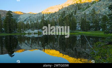 Berge und Berge mit den Flecken im Maude-See unter blauem Himmel und verstreuten weißen Wolken. Stockfoto