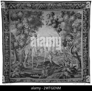 Don Quijote und Sancho machten sich auf ihre Suche. Unbekannt ca. 1750 Gobelin Abmessungen: H 9'9' x B 10'6' Gobelin Materialien/Techniken: Unbekannt Kultur: French Weaving Center: Aubusson Besitz Geschichte: French & Co. Gekauft von Henry Symons, Rechnungsstellung 10.1926; verkauft an Albert Fried 17.10.1928. Don Quijote zu Pferd mit Sancho zu Fuß in bewaldeter Landschaft (UPR & LWR BRD) Verflochtenes Band & Akanthusrolle mit Blumen & Quasten; (L & R BRD) Ornament mit Klammern, Akanthusblätter & Blumen French & Co. Stock Sheet im Archiv, 14444-b [auch Listen: 32547] Verwandte Werke: Panels im Set: GCPA 0 Stockfoto