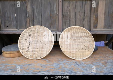 Zwei traditionelle japanische Abtropfkörbe aus Bambus, die nach Gebrauch außerhalb eines traditionellen Hauses an der Luft getrocknet werden Stockfoto