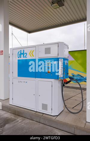 Wasserstofftankstelle des deutschen Unternehmens H2 Mobility am Stadtrand von Magdeburg Stockfoto