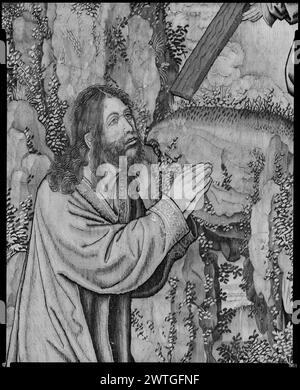 Die Qual Christi. Unbekannt ca. 1520-1530 Wandteppich Abmessungen: H 9'8' x B 7' Wandteppich Materialien/Techniken: Wolle & Seide Kultur: Südniederländische Besitzgeschichte: Herzog von Estremera Coll., Spanien. French & Co. Gekauft von Lionel Harris, Rechnungsstellung 7.12.1928; verkauft Mrs. Percy Straus 29/1928 [SS 32473]. French & Co. Gekauft von Parke-Bernet Galleries (Verkauf in Straus) 13/1945 [SS 43775]. Deutschland, Hamburg, Hamburg, Museum für Kunst und Gewerbe, accno. 1960.107/St.150. Auf dem Ölberg (Oelberg) betet Christus nachts im Garten Gethsemane in der Nähe von 3 Schlafapsoteln; Engel erscheint am Himmel Stockfoto