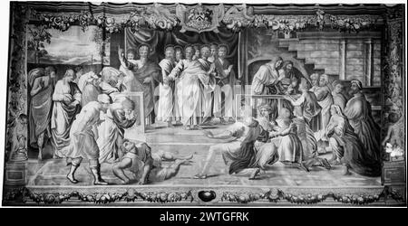 Ananias, von St. Peter, fällt herunter und stirbt. Raphael (italienisch, 1483–1520) (entworfen nach) [Maler] May, Stephen de (englisch, Act. 1690-1710) (Werkstatt, ATR.) [weaver] ca. 1690-1700 Gobelin Abmessungen: H 12'5' x B 25' Gobelin Materialien/Techniken: Unbekannt Kultur: English Weaving Center: London Besitz Geschichte: Made for Earls of Winchilsea & Nottingham, Burley-on-the-Hill, Rutland. Geerbt von Major James Hanbury, Burley-on-the-Hill, Rutland. Captain Bertram Currie Coll., Dingley Hall, Market Hanborough. Verkauft bei Christie, Manson & Woods (London), 26.03.1953, Lot 86. Perez, London ( Stockfoto