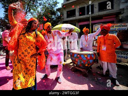 Mathura, Indien. März 2024. Hinduistische Anhänger, die während der Laddu Holi-Feierlichkeiten auf den Straßen von Barasana tanzen sahen. Das Frühlingsfest der Farben im Radharani-Tempel im Dorf Barsana im indischen Uttar Pradesh ist der erste Tag der Feier des wichtigsten Holi-Festivals. Bei diesem fest werfen sich die Gläubigen und Priester des Barsana-Tempels Laddu (traditionell süß) aufeinander. Das Holi ist ein Frühlingsfest, das auch als Festival der Farben oder Festival der Liebe bekannt ist. Quelle: SOPA Images Limited/Alamy Live News Stockfoto