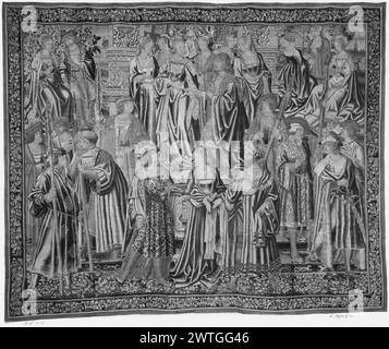 Esther und Ahasuerus : unbekannte Szene. Unbekannt ca. 1510-1520 Gobelin Abmessungen: H 11' x B 13'5' Gobelin Materialien/Techniken: Unbekannt Kultur: Southern Netherlands Weaving Center: Unbekannt Besitz Geschichte: Sir Lionel Phillips Coll. Französisch & Co. Im höfischen Setting berichtet Hatach Esther und gibt ihren Brief (=Dekret?); oberes L, Mordechai bittet Esthers Hilfe (?); oberes R, Esther, flankiert von 2 weiblichen Figuren, liest Dekret (?) (BRD) Blumengirlanden mit Band und Traubensträuben, die möglicherweise in Brüssel gewebt werden. Stock Sheet von French & Co. Fehlt im Archiv, 51179-c Related Stockfoto