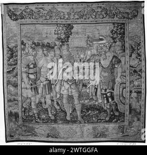 Sinon brachte König Priam vor. Unbekannt ca. 1650-1640 Gobelin Abmessungen: H 10'2' x B 10'6' Gobelin Materialien/Techniken: Unbekannt Kultur: Flämisches Weberzentrum: Brüssel Besitz Geschichte: Französisch & Co. Von Herrn Klingstein gekauft, Rechnungsstellung 30/1927 [SS 15132]. Inschriften: Webermarke auf der rechten Wache, unterer Sinon, griechischer Deserteur, wird vor Priam gebracht; Trojanisches Pferd in der Ferne (UPR BRD) Festoons bewohnt von Vögeln; (L & R BRD) Landschaftsszenen; (LWR BRD) Flussgötter flankieren Wasserszene mit mythologischer Figur, die Spiegel hält (?) Weaver's Mark ist nicht zu entziffern ( Stockfoto