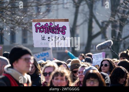 Gewerkschaftliche Demonstration zum Internationalen Frauentag in Berlin. / gewerkschaftsdemonstration zum Internationalen Frauentag in Berlin. Schnappschuss-Fotografie/K.M.Krause *** gewerkschaftsdemonstration zum Internationalen Frauentag in Berlin Gewerkschaftsdemonstration zum Internationalen Frauentag in Berlin Schnappschuss-Fotografie K M Krause Stockfoto