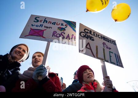 Gewerkschaftliche Demonstration zum Internationalen Frauentag in Berlin. / gewerkschaftsdemonstration zum Internationalen Frauentag in Berlin. Schnappschuss-Fotografie/K.M.Krause *** gewerkschaftsdemonstration zum Internationalen Frauentag in Berlin Gewerkschaftsdemonstration zum Internationalen Frauentag in Berlin Schnappschuss-Fotografie K M Krause Stockfoto