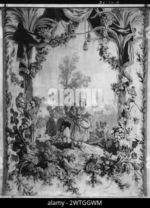 Maypol. Huet, Jean-Baptiste (französisch, 1745-1811) (Autor des Designs) [Maler] Boucher, Francois (französisch, 1703-1770) (entworfen nach, einige Figuren (?)) (Maler) de Menou (französisch, Akt. 1780-1793) (Werkstatt) [Weber] ca. 1780-1790 Gobelin Abmessungen: H 10'1' x B 7'2' Gobelin Materialien/Techniken: Wolle (Kette); Wolle & Seide (Schuss) Kultur: Französisches Weberzentrum: Beauvais Besitzgeschichte: Goldschmidt-Rothschild Coll., Berlin. Verkauft bei Parke Bernet (Sherwell-Verkauf, Nr. 2212), Lot 442 vom 10.11.1963. French & Co. Erhalten von Henri Azria, erhalten am 1.2.1964; zurückgegeben am 28.2.1966. Ein Paar, das sich vor der Tür umschließt Stockfoto