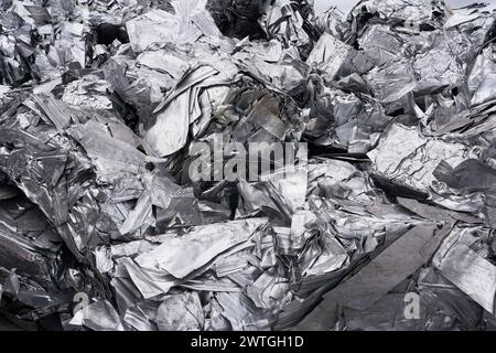 Pressschrott als Rohstoff zum Abschmelzen auf einer Schrottanlage im Hafen Magdeburg in Deutschland Stockfoto