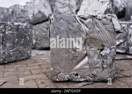 Pressschrott als Rohstoff zum Abschmelzen auf einer Schrottanlage im Hafen Magdeburg in Deutschland Stockfoto