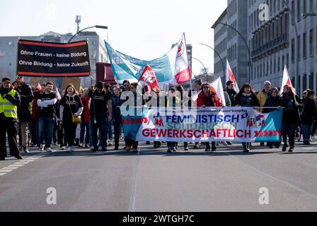 Gewerkschaftliche Demonstration zum Internationalen Frauentag in Berlin. / gewerkschaftsdemonstration zum Internationalen Frauentag in Berlin. Schnappschuss-Fotografie/K.M.Krause *** gewerkschaftsdemonstration zum Internationalen Frauentag in Berlin Gewerkschaftsdemonstration zum Internationalen Frauentag in Berlin Schnappschuss-Fotografie K M Krause Stockfoto