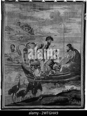 Wundersame Fische (vor der Auferstehung) am See von Gennesaret (See von Galiläa). Raphael (italienisch, 1483-1520) (entworfen nach) [Maler] ca. 1700-1725 Gobelin Abmessungen: H 9 x B 7' Gobelin Materialien/Techniken: Unbekannt Kultur: English Weaving Center: London Besitz Geschichte: Französisch & Co. Christus auf dem Boot mit SS. Simon & Peter; in einem anderen Boot, SS. James & John Helping to bring in Networks (Lukas 5,1–11) (BRD) schmales Kettendesign Tapisry Panel zeigt nur den zentralen Teil der gesamten Komposition. Die Serie „Apostelakte“ wurde von Raphael für Papst Leo X. 1515 in Auftrag gegeben Stockfoto