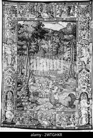 Wildpark mit Jägern. Unbekannt ca. 1580-1600 Gobelin Abmessungen: H 12'10' x B 11'5' Gobelin Materialien/Techniken: Unbekannt Kultur: Flämisches Weberzentrum: Brüssel Besitz Geschichte: Französisch & Co. Gekauft von Spanish Art Gallery, n.d. [wahrscheinlich 1916]. Truthahn und Hahn; Jäger (im Vordergrund); Garten mit Brunnen, Pergolen und kleinen Figuren (im Mittelteil); bewaldete Hügel mit verstreuten Gebäuden (im Hintergrund) (BRD) segmentierte Grenze mit allegorischen Figuren, die unter Bögen und in Nischen sitzen; Vasen mit Blumen und Früchten; Putten, die Musikinstrumente spielen; Masken; Herme und andere dekorative Elemente Stockfoto