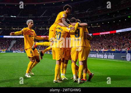 Madrid, Spanien. März 2024. Joao Felix vom FC Barcelona (C) sah, wie er mit seinen Teamkollegen (von L bis R) Ronald Araujo vom FC Barcelona, Raphael Dias Belloli (Raphinha) vom FC Barcelona, Sergi Roberto, Fermin Lopez, Robert Lewandowski, Hector Fort während des Fußballspiels La Liga EA Sports 2023/24 zwischen Atletico Madrid und FC Barcelona im Civitas Metropolitano Stadium, Atletico Madrid 0:3 FC Barcelona Credit: SOPA Images Limited/Alamy Live News Stockfoto