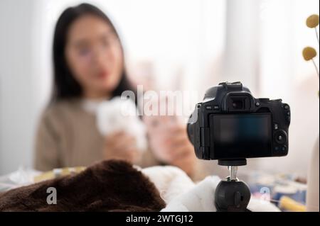 Ein Nahaufnahme einer Kamera, die eine weibliche Influencerin von Content Creator zu Hause aufnimmt. Menschen und Social Media-Konzepte Stockfoto