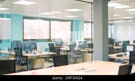 Leeres Büro mit viel Platz und Licht Stockfoto