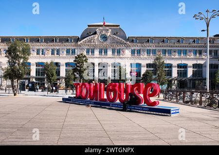 Toulouse Haute Garonne Frankreich 03.13.24 Bahnhof Matabiau. Großes Gebäude aus der Zeit mit Uhrenturm. Fußgängerzone. Rotes City-Logo. Mansarde Stockfoto