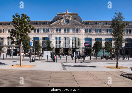 Toulouse Haute Garonne Frankreich 03.13.24 Bahnhof Matabiau. Zeitgebäude mit Uhr. Fußgängerzone. Mansarddach. Bäumen öffentlicher Bereich. D Stockfoto