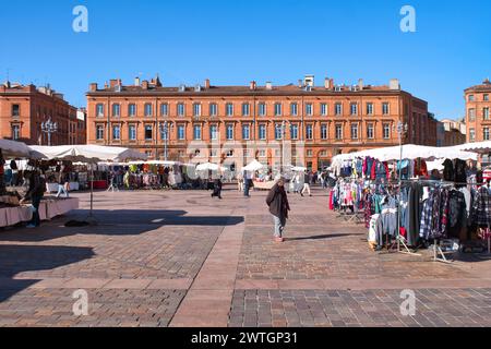 Toulouse Haute Garonne Frankreich 03.13.24 Place du Capitole. Markttag. Überdachte Verkaufsstände. Platz vor einem typischen roten Backsteingebäude. Bögen und s Stockfoto