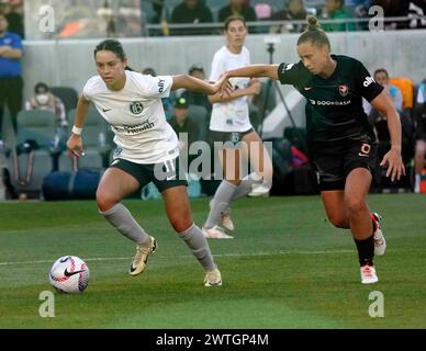 März 2024: NWSL - National Women's Soccer League - Angel City FC Mittelfeldspieler MEGGIE DOUGHTERY HOWARD und Bay FC Stürmer SCARLETT CAMBEROS vermischen sich in der ersten Spielhälfte, als Angel City FC im Heimspiel der Saison 2024 von Bay FC mit 1:0 ausschied. BOM Stadium, Los Angeles, CA, USA, März 2024. Kreditbild cr Scott Mitchell/Zuma Press (Kreditbild: © Scott Mitchell/ZUMA Press Wire) NUR REDAKTIONELLE VERWENDUNG! Nicht für kommerzielle ZWECKE! Stockfoto