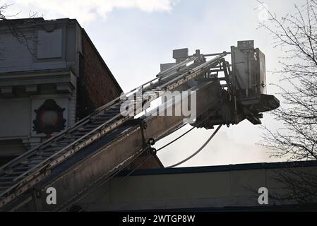 Der Leiterwagen fährt die Leiter bei einem Brand in Washington, DC am Sonntagnachmittag aus, damit Ersthelfer das Feuer löschen können. Feuer im Block 1300 der 14th St Northwest in Washington, DC, USA am 17. März 2024. Ein Feuer war in einem Küchenrestaurant im ersten Stock und einem dreistöckigen Gebäude, das Feuer im ersten Stock wurde niedergeschlagen. Das Feuer breitete sich über die Kanäle auf das Dach aus. Das sichtbare Feuer wurde gelöscht und der Vorfall wurde unter Kontrolle gebracht. Fünf Erwachsene, die auf den Etagen über dem Restaurant lebten, wurden vertrieben und das rote Kreuz wurde zur Assistentin entsandt Stockfoto