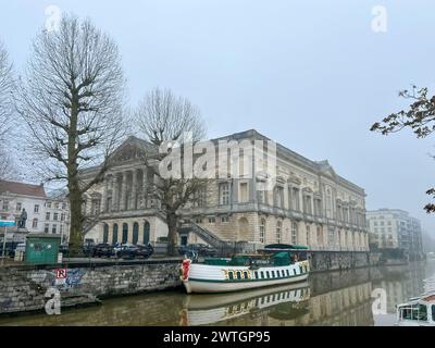 Gent, Belgien der Justizpalast, historisches Gebäude, das sich im Kanal spiegelt Stockfoto