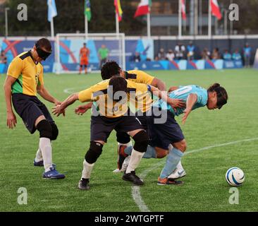 Santiago, Chile. November 2023. Die brasilianische Blindfußballmannschaft gewinnt die Goldmedaille im Endspiel gegen Kolumbien im Centro de Deportes ParalÌmpicos des Estadio Nacional. Brasilien 1:0 Kolumbien. Fußball 5-a-Side oder Blindfußballwettbewerbe bei den Parapan American Games 2023 in Santiago, Chile, fanden vom 18. Bis 25. November 2023 im Paralympic Training Center statt. Der Gewinner des Wettbewerbs qualifiziert sich automatisch für die Sommer-Paralympics 2024. Brasilien, du fährst nach Paris! ( © Scott Mc Kiernan/ZUMA Press Wire) NUR REDAKTIONELLE VERWENDUNG! Nicht für kommerzielle ZWECKE! Stockfoto