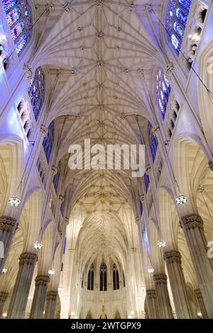 St. Patricks Old Cathedral oder Old St. Patricks, Lower Manhattan, Blick nach oben zeigt die gewölbten Decken und Buntglasfenster einer Kathedrale Stockfoto