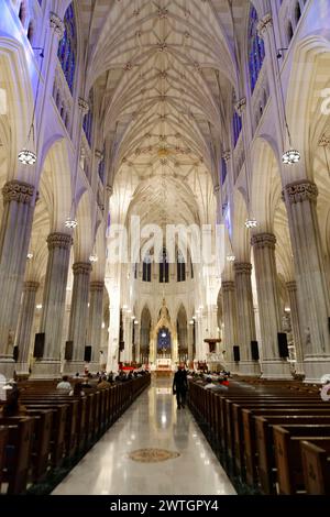 St. Patricks Old Cathedral oder Old St. Patricks, Lower Manhattan, langer Blick auf die Bänke in einer beleuchteten Kathedrale, Manhattan, New York City, New Stockfoto