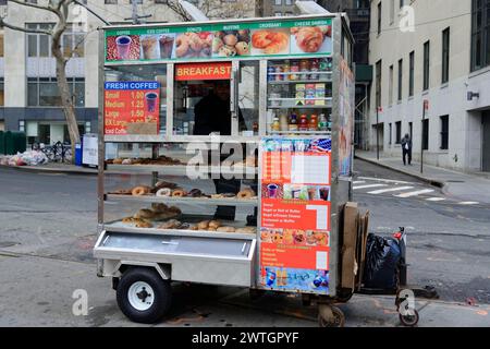 Street Food Stände mit Kaffee und Gebäck, Manhattan, New York City, New York, USA, Nordamerika Stockfoto