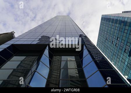 Moderne Glasfassade eines Wolkenkratzers spiegelt den Himmel wider, Manhattan, New York City, New York, USA, Nordamerika Stockfoto