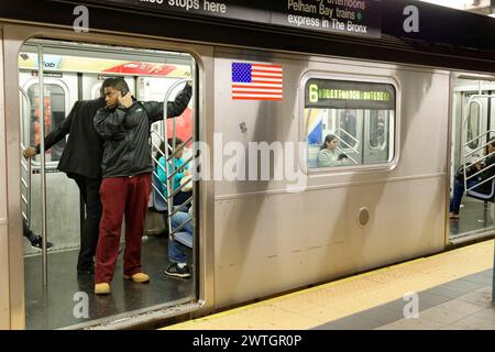 Passagiere, die an einer U-Bahn-Station in Manhattan, New York City, New York, USA ein- und aussteigen, Nordamerika Stockfoto