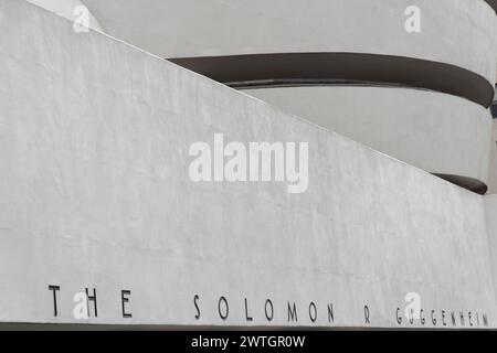 Solomon R. Guggenheim Museum, Upper East Side, Abschnitt des Solomon R. Guggenheim Museums mit charakteristischer Typografie, Manhattan, New York City Stockfoto