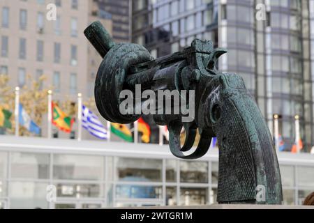 Pistole mit Knoten im Fass, Skulptur von Carl Fredrik Reuterswaerd vor dem UN-Hauptquartier, Skulptur eines geknüpften Gewehrlaufs davor Stockfoto