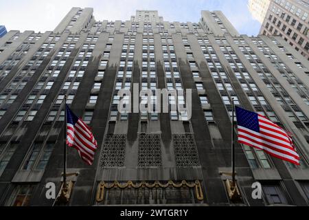 Luxushotel Waldorf Astoria an der Fifth Avenue, Midtown, Vorderansicht eines Wolkenkratzers mit US-Flaggen und detaillierter Fassadenstruktur, Manhattan, New York Stockfoto