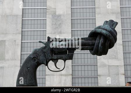 Pistole mit Knoten im Fass, Skulptur von Carl Fredrik Reuterswaerd vor dem UN-Hauptquartier, Eine große Skulptur eines geknüpften Revolvers als A Stockfoto