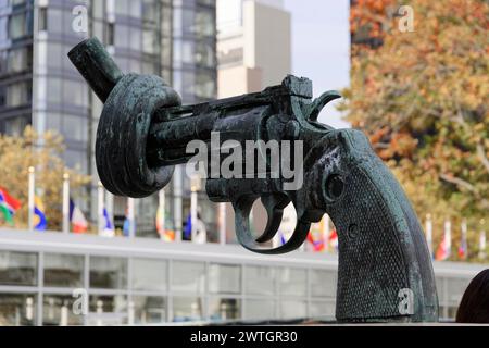 Pistole mit Knoten im Fass, Skulptur von Carl Fredrik Reuterswaerd vor dem UN-Hauptquartier, Nahaufnahme einer Skulptur mit geknüpfter Pistole Stockfoto