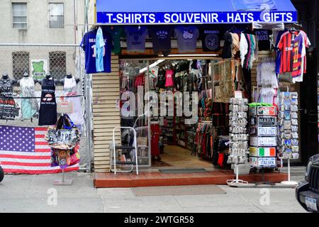 Eine Ladenfront mit einer Sammlung von T-Shirts und Souvenirs, Manhattan, New York City, New York, USA, Nordamerika Stockfoto