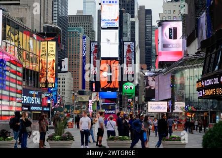 Dämmerung am Times Square mit Menschen und beleuchteten Reklametafeln, Manhattan, New York City, New York, USA, Nordamerika Stockfoto