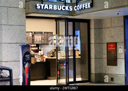 Eintritt eines Starbucks Coffee Shop bei Nacht mit beleuchtetem Markenzeichen, Manhattan, New York City, New York, USA, Nordamerika Stockfoto