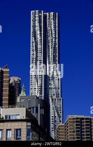 Zwei identische Wolkenkratzer spiegeln sich in den Fenstern unter blauem Himmel, Manhattan, New York City, New York, USA, Nordamerika Stockfoto