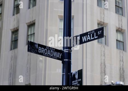 Straßenschilder an der Ecke Wall Street und Broadway in New York, Manhattan, New York City, New York, USA, Nordamerika Stockfoto